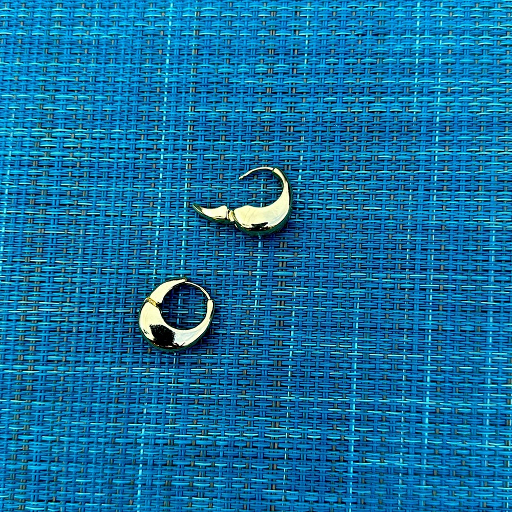 Chubby hinged gold toned huggie hoops